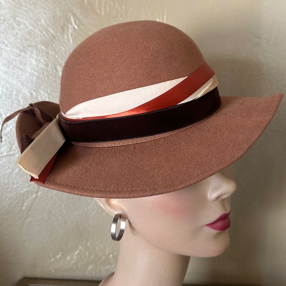 ELEGANT VINTAGE LIGHT BEIGE FELT FEDORA WITH MULTICOLORED RIBBON BAND main image 2